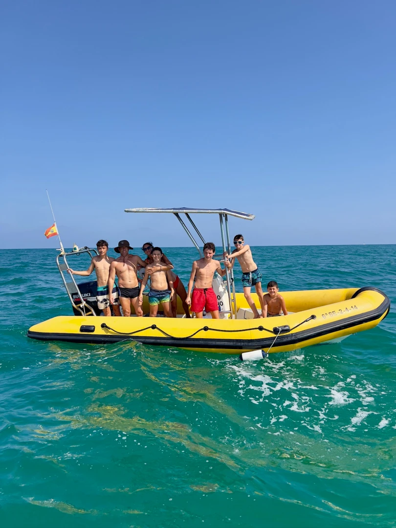 En nuestra embarcación neumática con capacidad para un máximo de diez personas y con 350 caballos de potencia, salimos todas las mañanas con reserva previa para todos aquellos grupos que quieran visitar la Isla de Tabarca. Disfruta de un día en un enclave perfecto para hacer snorkel en sus preciosas calas, descansar en sus playas y qué menos que comer uno de sus famosos calderos de arroz y pescado de la zona. Por la tarde, antes de que se oculte el sol, te traeremos de vuelta al Puerto de Guardamar. ¡Dime que no es un buen plan!